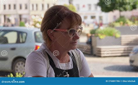 Portrait De Closeup D Une Femme Caucasienne Adulte Qui Regarde Assis