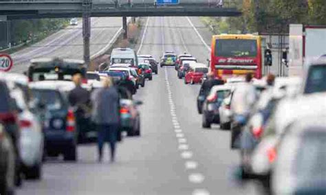 Stau Auf Der Autobahn Was Tun Wenn Ich Pinkeln Muss