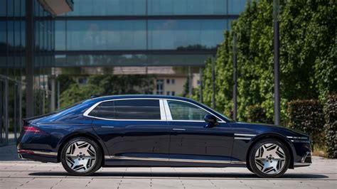 Luxury Elevated Genesis Introduces the Exquisite G90 to Europe Køb med