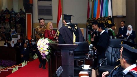 Momen Haru Sahabat Dekat Gantikan Wisuda Mahasiswa UB Yang Meninggal