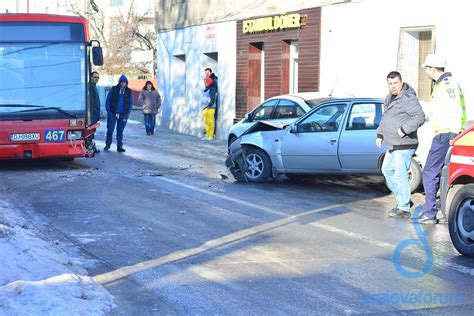 Craiova Un autobuz RAT de pe traseul 25 implicat într un accident