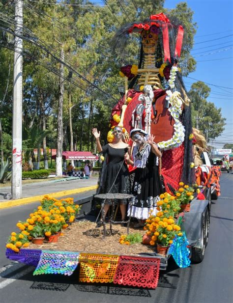 Carros alegóricos grúas cementerios y autotumbas circularon por