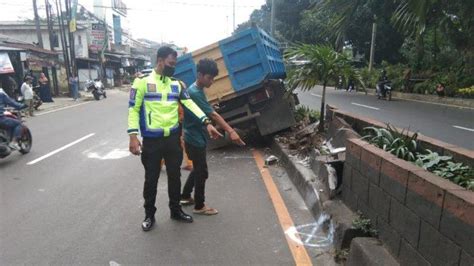 Truk Tabrak Pembatas Jalan Setelah Menyerempet Sepeda Motor Di Jalan