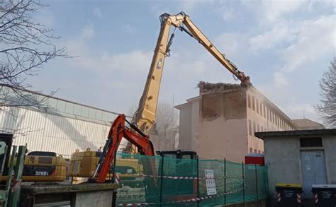 A Tortona Iniziata La Demolizione Della Scuola In Viale Kennedy Chiusa