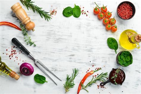 Fondo Blanco De Madera De Cocina Especias Y Verduras Vista Superior Espacio Libre Para Su Texto