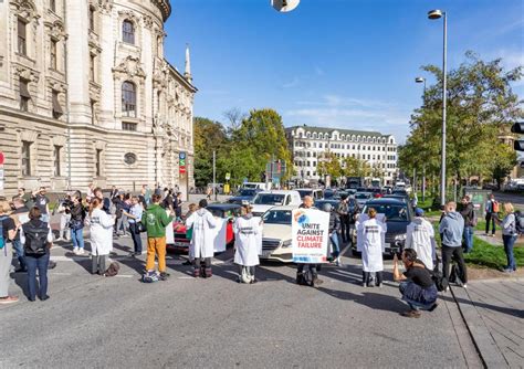 Klima Protest Am Stachus Aktivisten Kleben Sich Zur Mittagszeit Auf