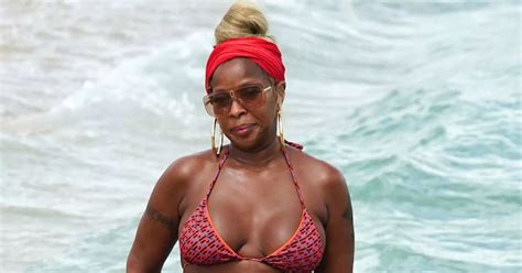 Mary J Blige Shows Off Incredible Summer Body In Versace Bikini Mirror Online