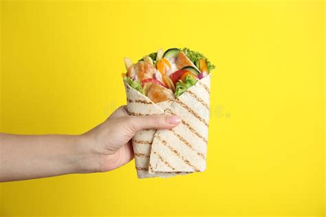 Mujer Sosteniendo Un Delicioso Shawarma De Pollo En El Armario De Fondo