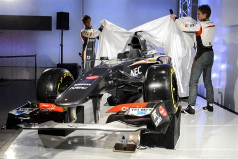 Sauber muda pintura e lança carro cinza para 2013