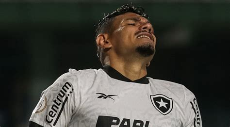 Botafogo marca nos acréscimos mas leva gol de empate após dois minutos