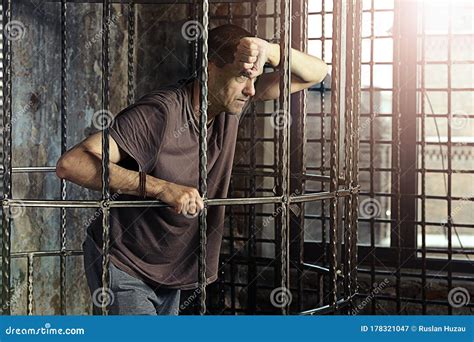 Portrait De Criminel De L Homme Dans La Prison De Cage Image Stock