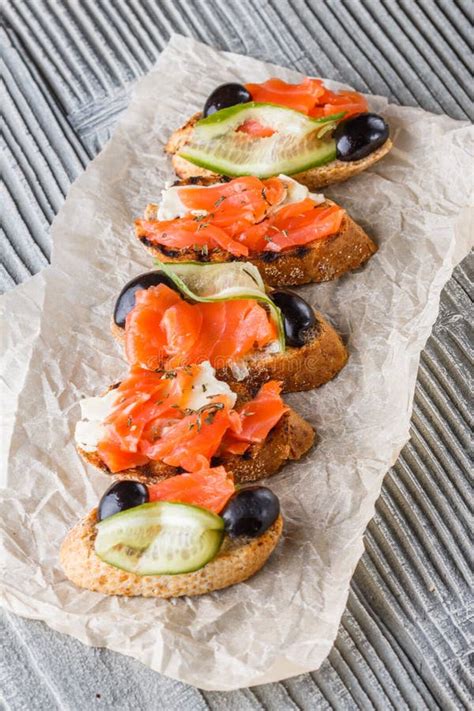 Bruschetta Mit Geräuchertem Lachs Und Camembert Auf Zerbrochenem