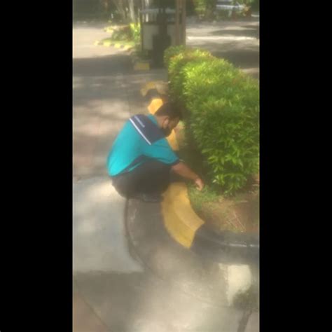 Perawatan Taman Bersihkan Rumput Area Parkir Di Amartapura 26 04 2022