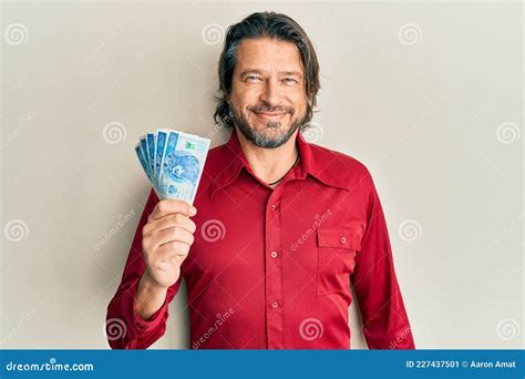 Hombre Apuesto De Mediana Edad Que Sostiene Billetes De Zloty