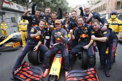 Formule 1 Max Verstappen simpose à Monaco et prend la tête du