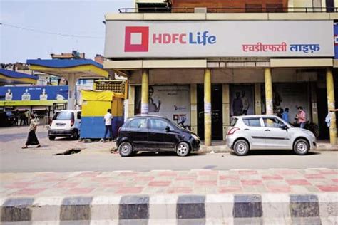 Hdfc Standard Life Max Life Call Off Merger Of Insurance Business