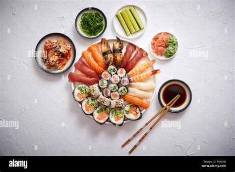 Wakame Sushi Hi Res Stock Photography And Images Alamy