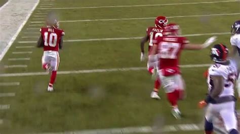 No one can catch Tyreek Hill on 70-yard TD