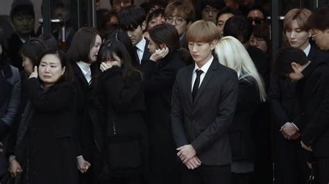 Jonghyun Miembros De Shinee Encabezaron El Funeral Fotos Luces