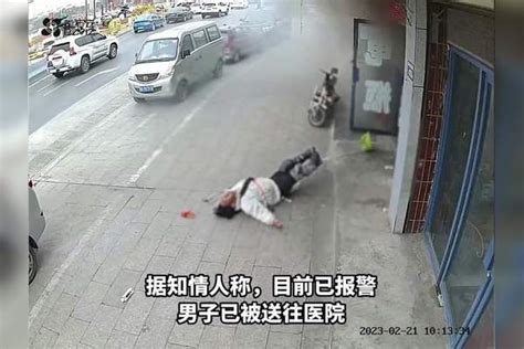 男子路过店铺见门内冒烟上前看情况，不料店内突然爆炸