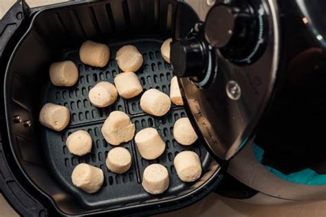 Pão de queijo na air fryer saiba o tempo exato pra assar o lanche na