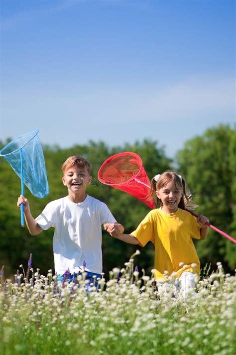 Enfants De M Mes Parents Mignons Heureux Jouant Avec Le Cerf Volant