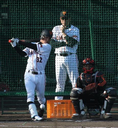 ＜巨・オ＞試合終了後、原監督が見つめるなか特打をする松本 ― スポニチ Sponichi Annex 野球