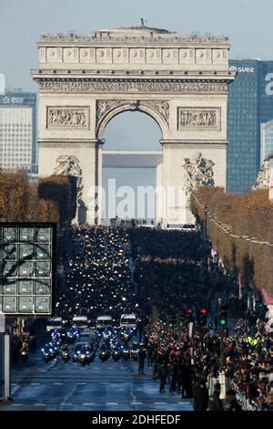 Les Motards Se Bordent Sur Le Cercueil De Johnny Hallyday L Ic Ne De