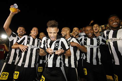 Após celebrar acesso Botafogo garante foco no título da Série B