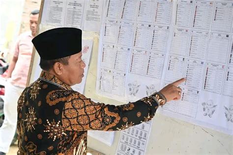 Walikota H Waris Tholib Gunakan Hak Pilihnya Di TPS 16 Kelurahan Pahang