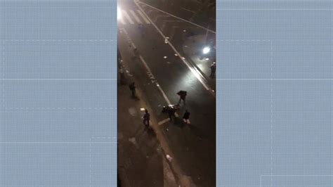 Vídeo mostra moradores de rua após serem atropelados por motorista que