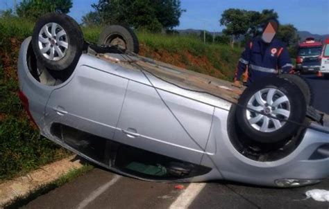 Carro Capota V Rias Vezes Em Reta Da Mg