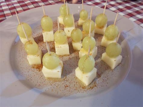 Il primo è con Asiago acino d uva goccia di miele e peperoncino Il