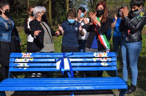 La Panchina Blu Dedicata All Autismo Nel Parco Di Rozzano