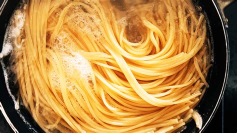 Here's How Boiling Too Much Water Could Be Affecting Your Pasta