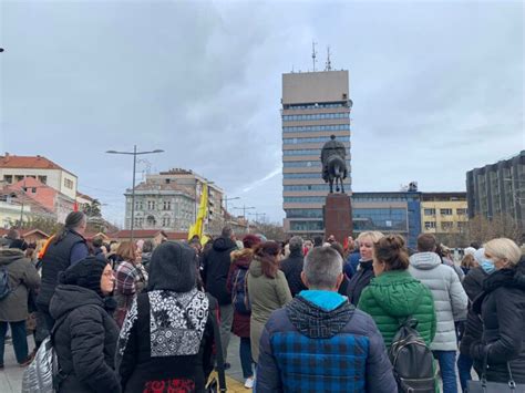 Protest Prosvetara Na Trgu Slobode U Zrenjaninu FOTO