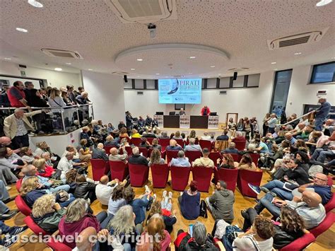 Tutti In Fila Per Vedere Marco Travaglio Tusciaweb Eu