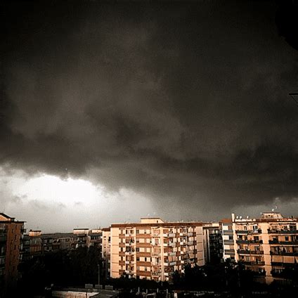 Impressionante Nubifragio A Napoli Foto E Video