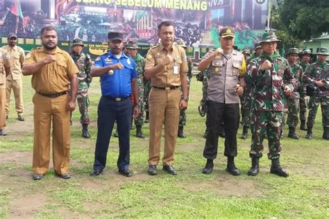 Memupuk Kebersamaan TNI Polri Dan Pemkab Jayapura Bentangkan Bendera