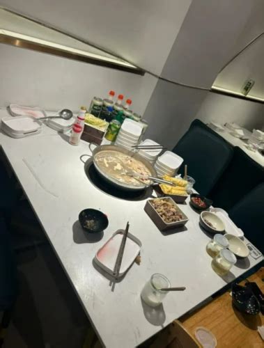 【玩弄了1小时 】网红探店拍照打卡📱 满桌美食「一口不吃」就离开