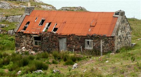 Tour Scotland Photographs: Tour Scotland Photograph Derelict Cottage Isle of Raasay