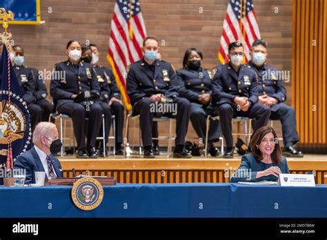 Reportaje El Presidente Joe Biden Acompañado Por La Gobernadora De