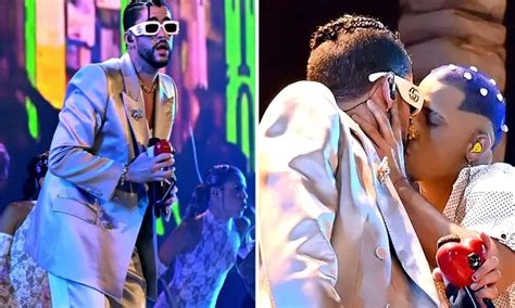 Bad Bunny Se Besó Con Dos Bailarines En Pleno Concierto