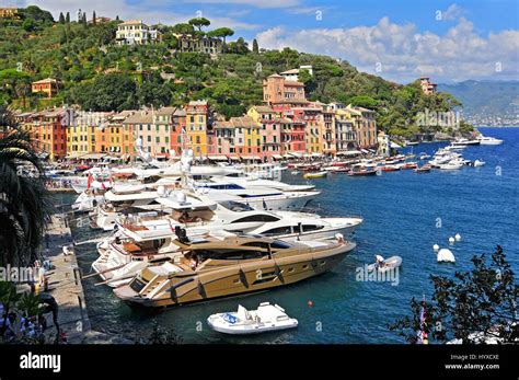 Luxus Yachten Im Hafen Von Portofino Mit Der Stadt Hinter Sich