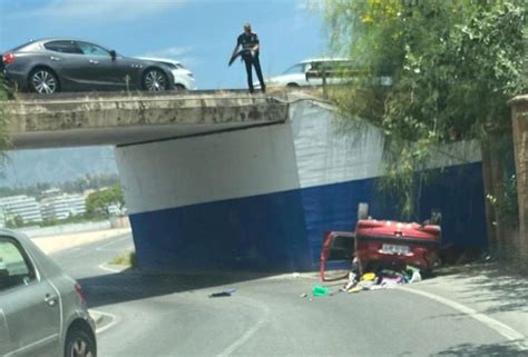 Aparatoso accidente en Marbella Un vehículo se precipita desde la 397