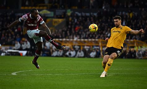 West Ham striker Michail Antonio to stay at London Stadium beyond ...