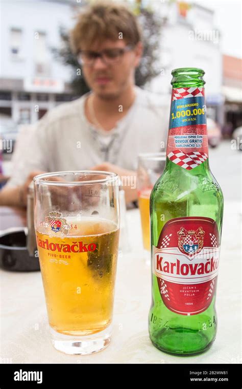 Karlovacko pivo -Fotos und -Bildmaterial in hoher Auflösung – Alamy