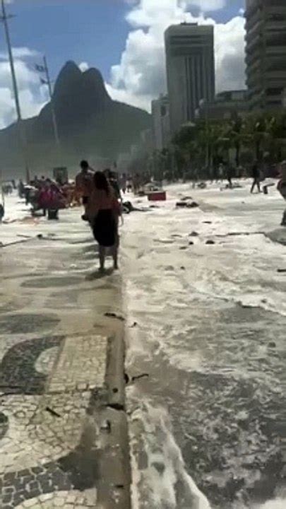 Mar Invade Orla Do Rio De Janeiro E Assusta Banhistas V Deo Dailymotion