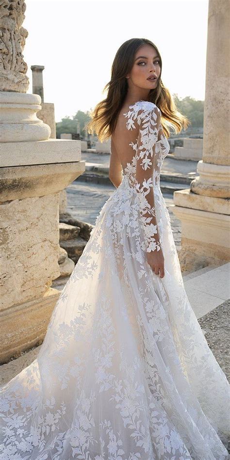 Gorgeous Simple Lace Wedding Dress Has Strict Geometric Shape And