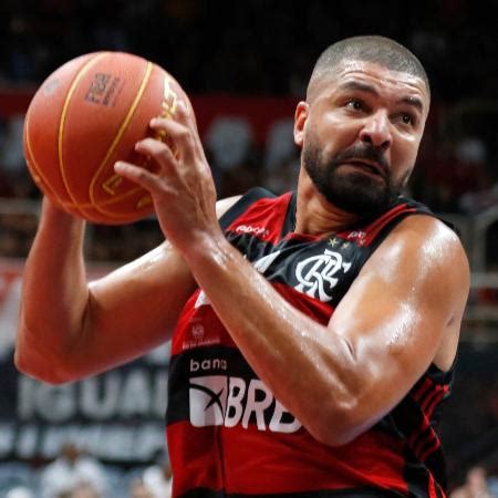 Flamengo Olivinha anuncia aposentadoria no basquete após a temporada